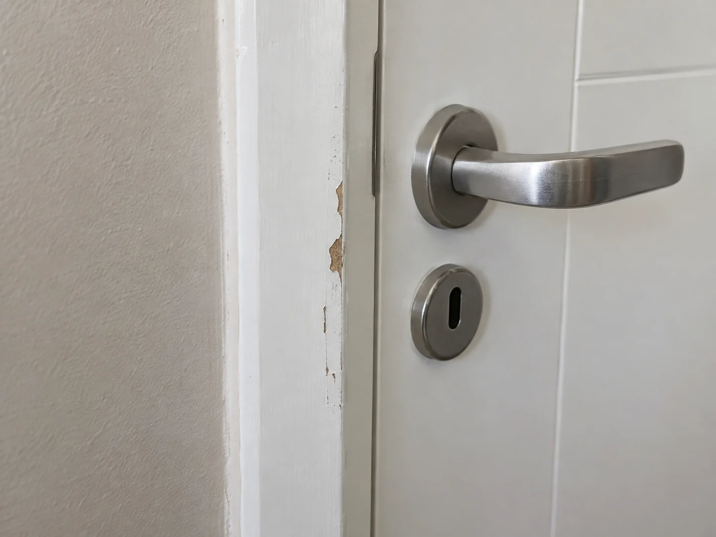 Desgaste na borda da porta registrado no exemplo